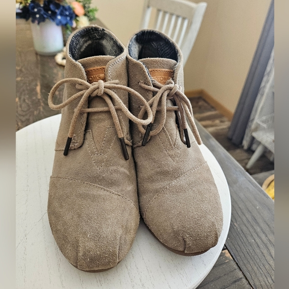 Toms Ankle Booties Beige/Tan Suede Leather DESERT WEDGE Lace Up  Size  6 - Picture 2 of 8
